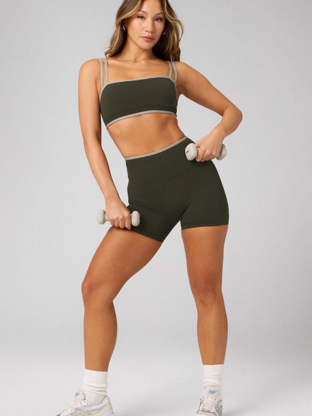 Set Fabletics Seamless Low Impact Bra + Scrunch Short Dark Olive/Seagrass Size L